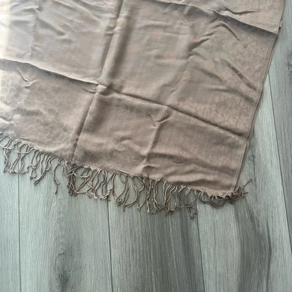 Floral Patterned Scarf with Fringe - Picture 2 of 3